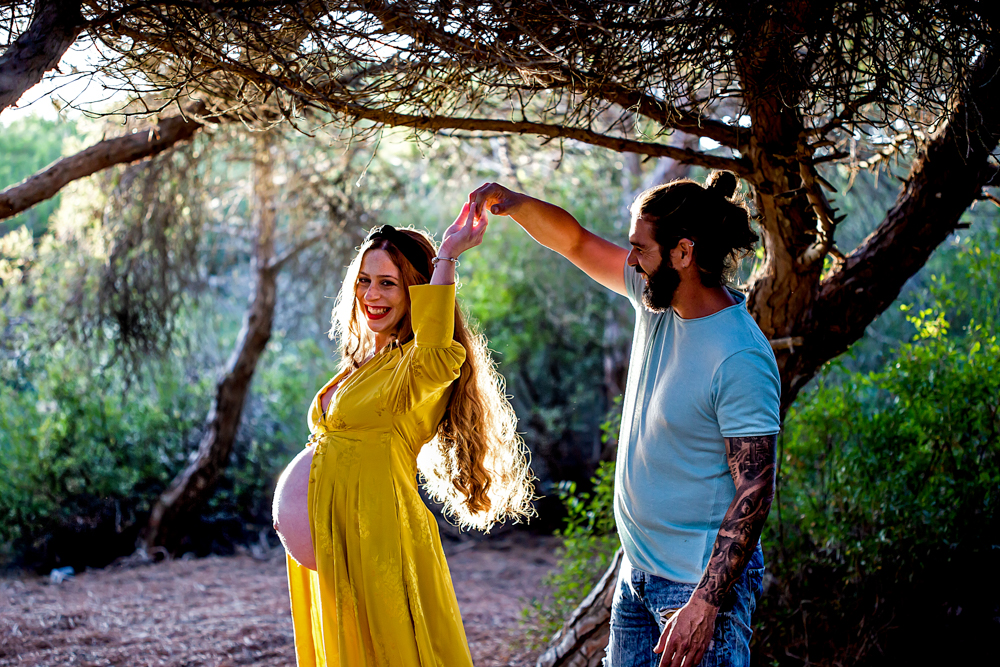 fotos de embarazada disfrutando en el pinar de rota